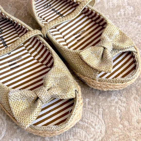 Brand New TenderToes Gold Tone Metallic Espadrilles Open Toe Bows Slip On Shoes - Picture 5 of 16
